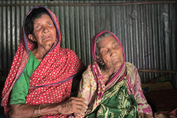 মায়ের বয়স ৯৯, মেয়ের ৬১-অন্যের সহায়তায় চলে তাঁদের জীবন