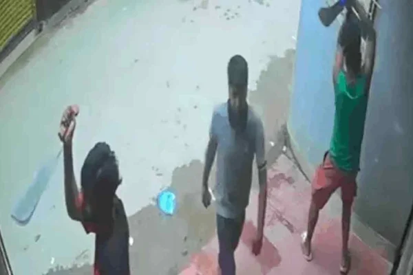 আদাবরে বাড়িতে চাপাতি নিয়ে হামলা, গুলিবিদ্ধ ২, গ্রেপ্তার ১০
