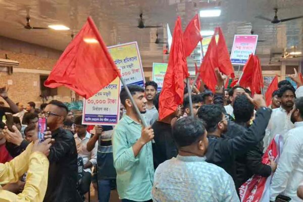 ১ ডিসেম্বরের মধ্যে ন্যূনতম মজুরি ৩০ হাজার করার আলটিমেটাম গার্মেন্টস শ্রমিকদের