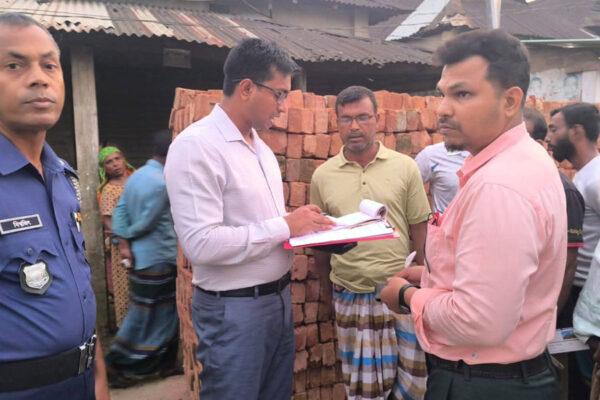 বারহাট্টায় সড়কে নির্মাণসামগ্রী, ৫ জনকে জরিমানা