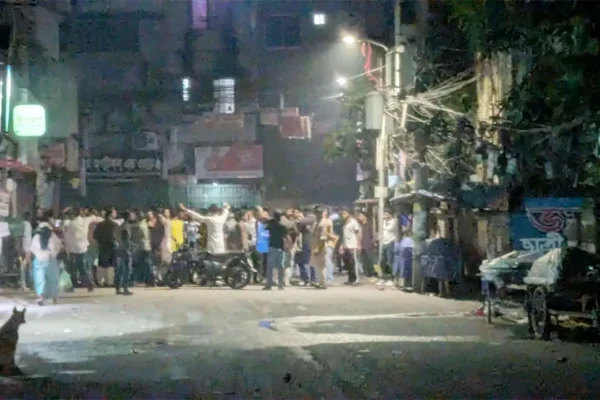 ঢাকা কলেজের শিক্ষার্থী ও স্থানীয়দের মধ্যে সংঘর্ষ, হোস্টেল ভাঙচুর