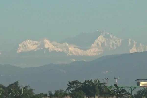 হেমন্তের আকাশে ধরা দিয়েছে মায়াবী কাঞ্চনজঙ্ঘা