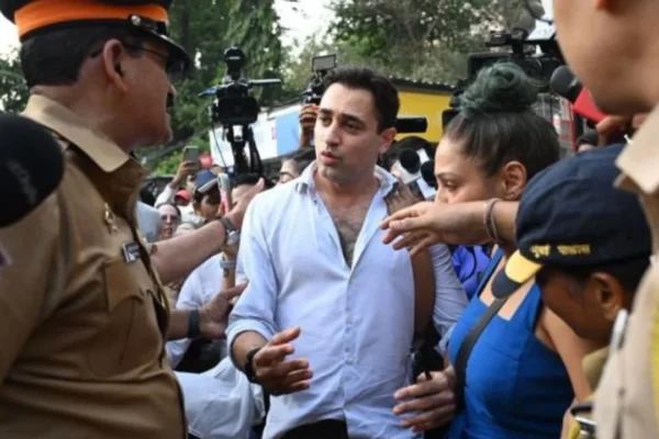 ইমরান খানকে ভারত ছাড়ার নির্দেশ