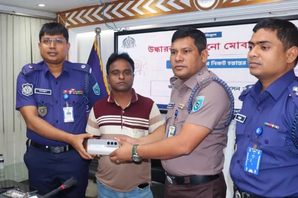 হারিয়ে যাওয়া ২৮ মোবাইল উদ্ধার করে মালিকদের ফেরত দিল পুলিশ