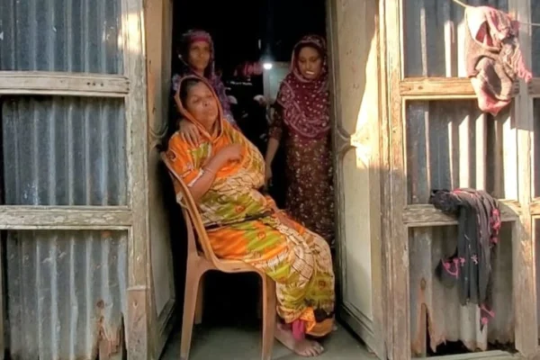 ফ্যামিলি কার্ডের প্রলোভন দেখিয়ে বিধবার সোনার দুল ছিনতাই 