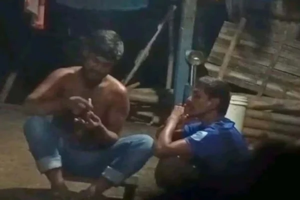 জাবির বটতলায় হোটেলের কর্মচারীদের গাঁজা সেবন, ভিডিও ভাইরাল
