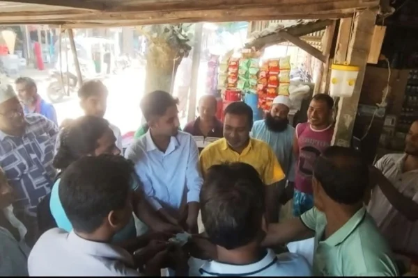 কুড়িয়ে পাওয়া টাকা মাইকিং করে প্রকৃত মালিককে ফিরিয়ে দিলেন দুই বন্ধু