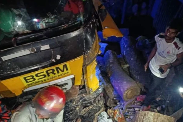 সীতাকুণ্ডে লরি চাপায় নারীসহ নিহত ৫