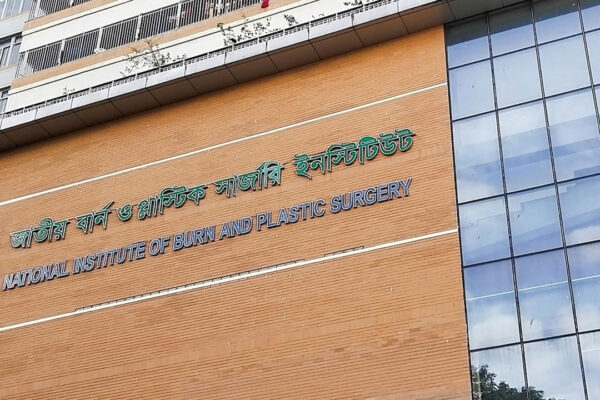 টঙ্গীতে গ্যাসের লিকেজ থেকে আগুন, বাবা-মা ও মেয়ের অবস্থা আশঙ্কাজনক