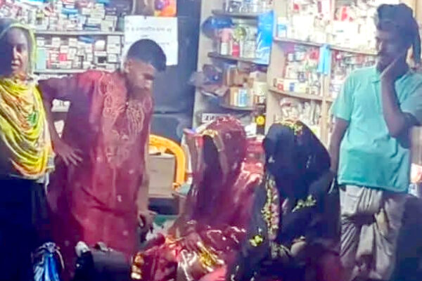 ত্রিশালে নিয়ন্ত্রণ হারিয়ে আইল্যান্ডে বরযাত্রীর বাস, আহত কয়েকজন