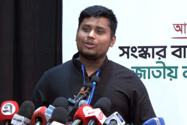তারেক রহমান সরকার চালাচ্ছেন না: ফেসবুক স্ট্যাটাসে হাসনাত