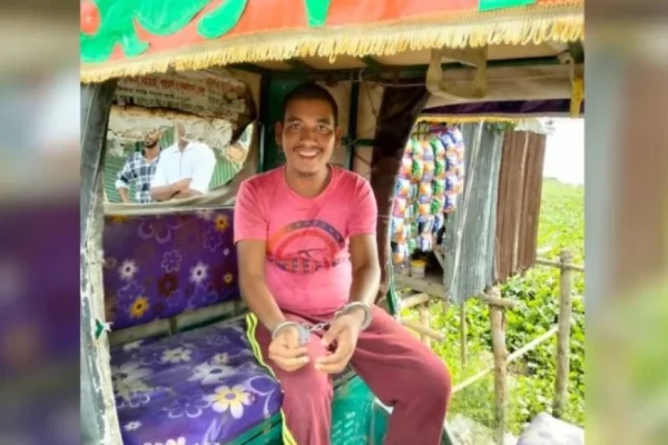 পূজা চলাকালীন কুড়াল দিয়ে গণেশ প্রতিমা ভাঙচুর, হামলাকারী আটক