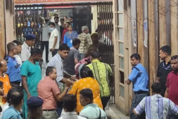 কলকাতায় দুর্গাপূজার মণ্ডপে পদদলিত হয়ে নিহত ১৯