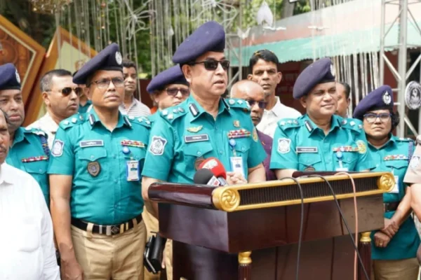 দুর্গাপূজাকে কেন্দ্র করে খুলনার প্রতিটি পূজামণ্ডপের নিরাপত্তায় পুলিশ সতর্ক অবস্থানে রয়েছে: কেএমপি কমিশনার
