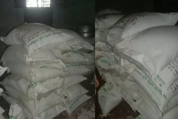 কৃষকের বাড়ি থেকে ৫৪ বস্তা সার জব্দ, জরিমানা